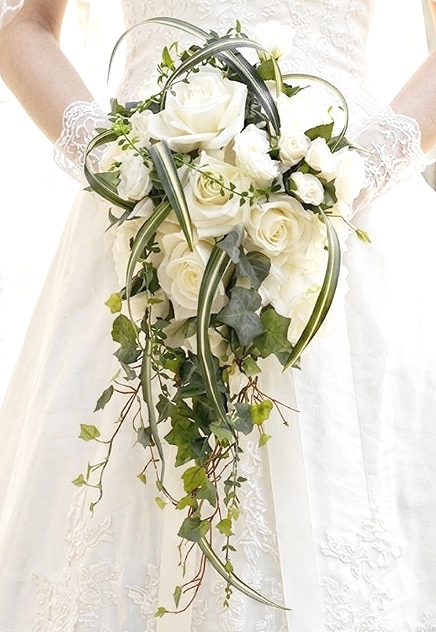 キャスケードブーケ　白薔薇のウエディングブーケ（造花）