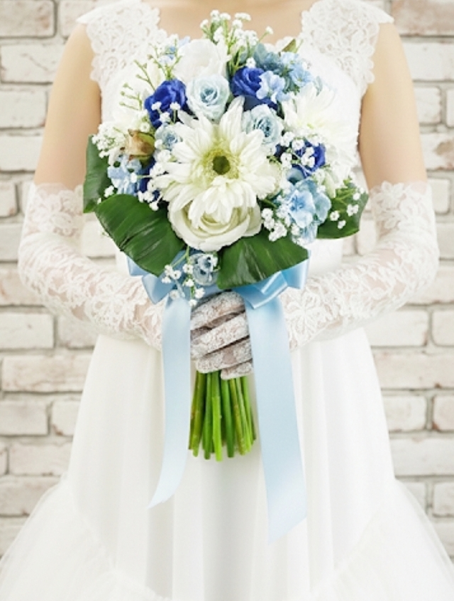 クラッチブーケ  ガーベラ＆薔薇 白＆ブルー系｜造花　ウェディングブーケ（アーティフィシャルフラワー）