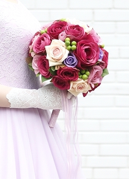 ローズピンクの薔薇＆パープルのお花のラウンドブーケ｜造花ウエディングブーケ