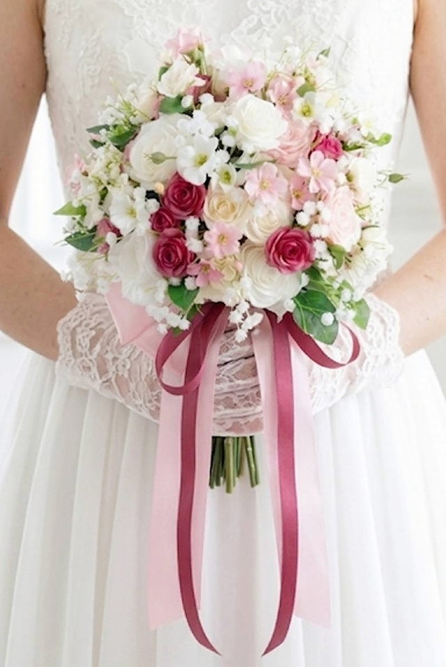 薔薇&カスミ草&小花の上品可憐なクラッチブーケ