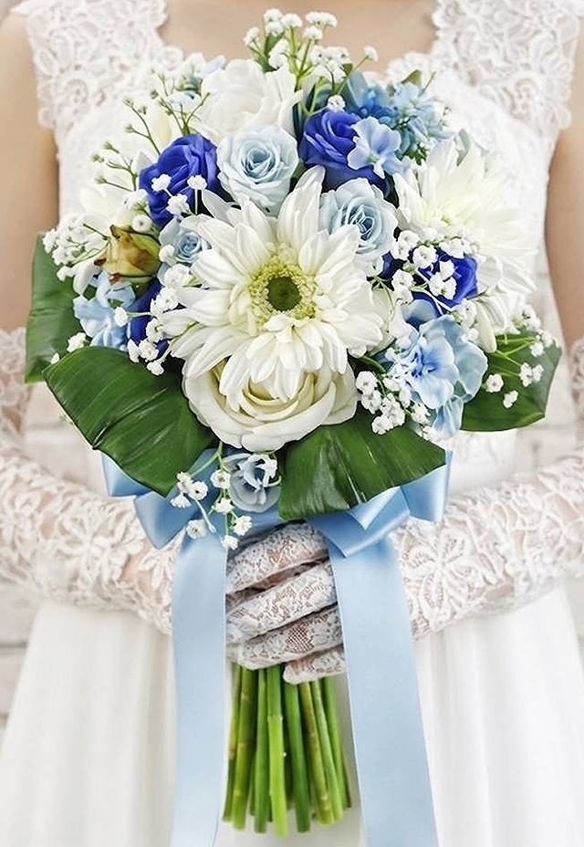 クラッチブーケ  ガーベラ＆薔薇 白＆ブルー系｜造花　ウェディングブーケ（アーティフィシャルフラワー）
