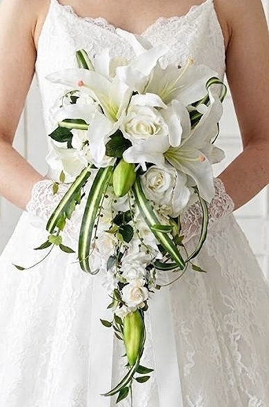 カサブランカ&グリーンのナチュラルなセミキャスケードブーケ｜造花ウエディングブーケ