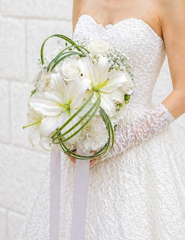 ラウンドブーケ ｜カサブランカ×白バラ×ダリア｜白系│造花 ウェディングブーケ（アーティフィシャルフラワー）｜洗練｜上品