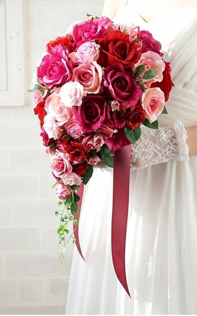 華やかローズカラーのショートキャスケードブーケ｜造花ウエディングブーケ