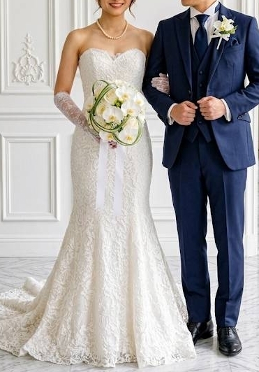 胡蝶蘭と白バラ＆ミスカンサスの洗練大人ラウンドブーケ